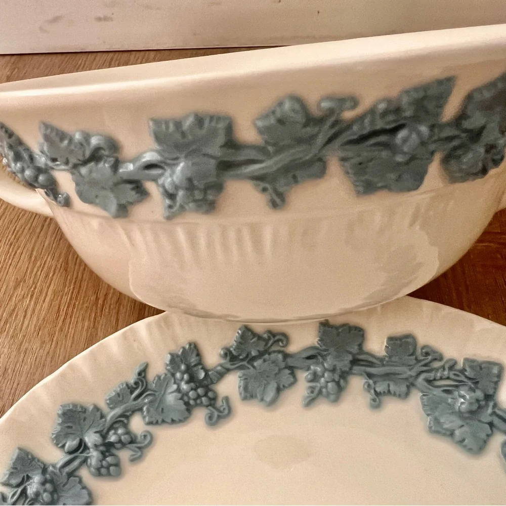 2 Set Wedgwood‎ 3D Lavender Blue Grape On Cream Queensware Soup Bowls & Saucers
